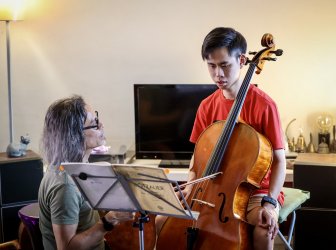 Cellist Leslie Tan (left) treats Royce no one special than a kid. fig2